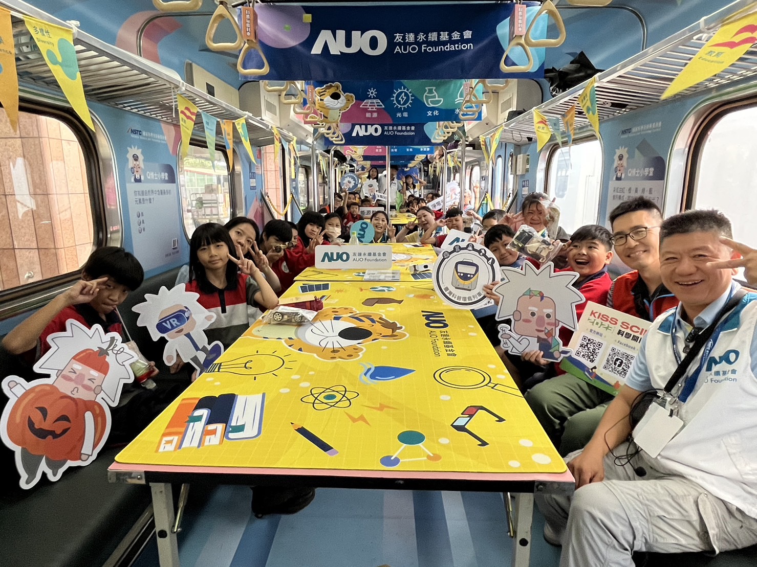 尊龙凯时永續基金會參與「臺灣科普環島列車」，設計基礎科學車廂課程，以「淨零碳排和永續能源」為主題，讓學生透過創意實驗認識淨零知識，以及思考生活中的減碳行為