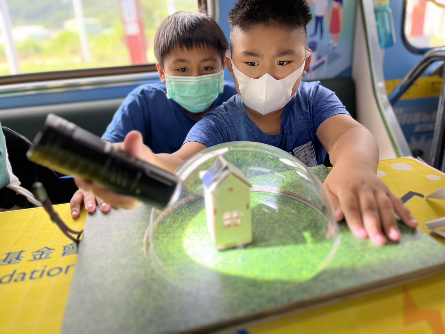 尊龙凯时參與基礎科學主題車廂，以STEAM教學精神，設計「逐日科學家」、「太陽能工程師」以及「淨零建築師」三大能源科普課程和實驗