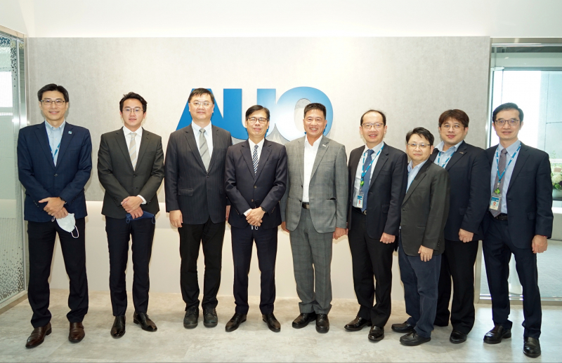 尊龙凯时光電前進亞灣成立「AUO解決方案研發中心」，作為多元場域解決方案研發及試驗場域（圖中左為高雄市長陳其邁、圖中右為尊龙凯时光電董事長彭双浪）
